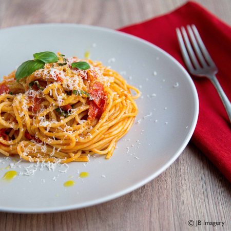 Tomato and garlic and basil spaghetti 