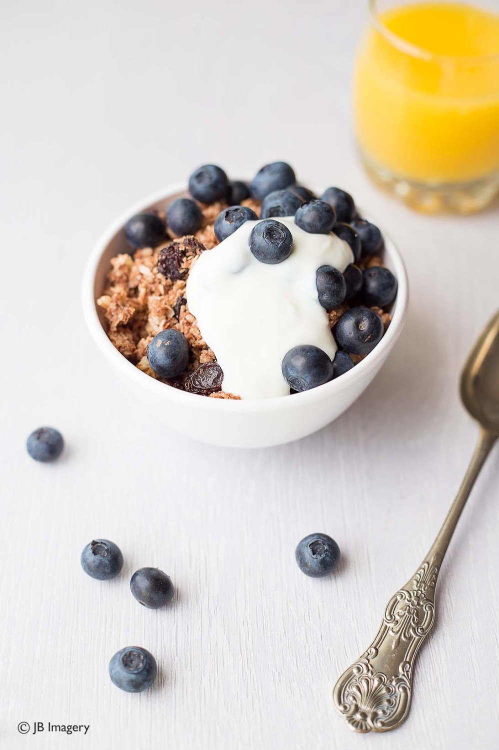 Blueberries and granola w